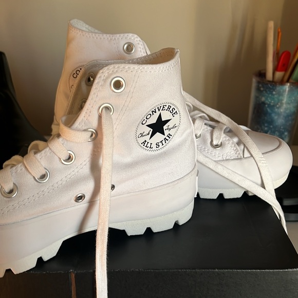 WOMEN'S CONVERSE CHUCK TAYLOR ALL STAR LUGGED PLATFORM SNEAKERS - Picture 2 of 4